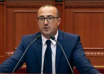 Deputeti i PD denoncon: Më vodhën xhupin në Parlament
