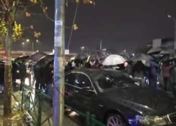 Opozita paralizon qarkullimin në Tiranë, policia thirrje me megafon: Lironi rrugët