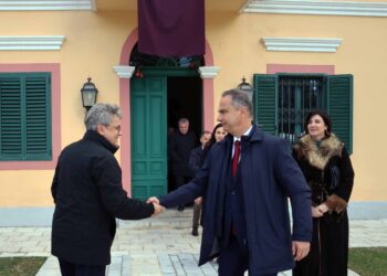 Politika bën ‘paqe’ për Krishtlindje, Benet Beci dhe Luçiano Boçi shtrengojnë duart para Katedrales në Shkodër