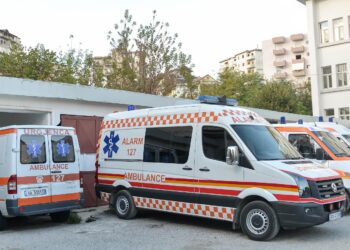 Rrëzohet nga lartësia teksa po punonte, 55-vjeçari transportohet me urgjencë në spital