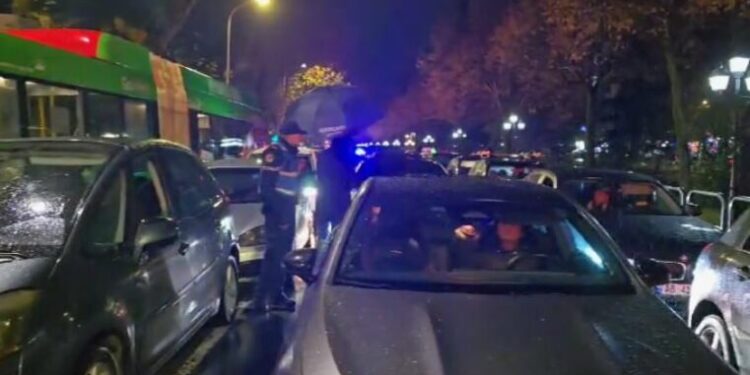 Mosbindja civile/ Qytetarët bllokojnë rrugët, drejtuesit e mjeteve u bien borive. Kaos në Tiranë