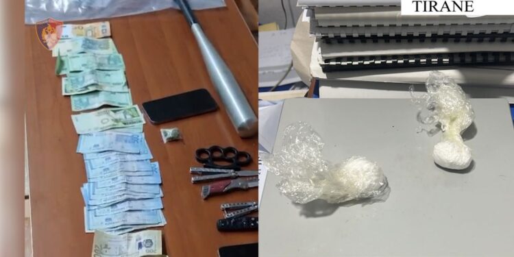Tiranë/ Goditen dy raste të shitjes së drogës, në pranga dy të rinj, procedohen penalisht dy të tjerë