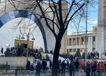 Mbërrin në Tiranë trupi i pajetë i Kryepeshkopit Anastas, qindra besimtarë e presin me lule dhe gjethe dafine
