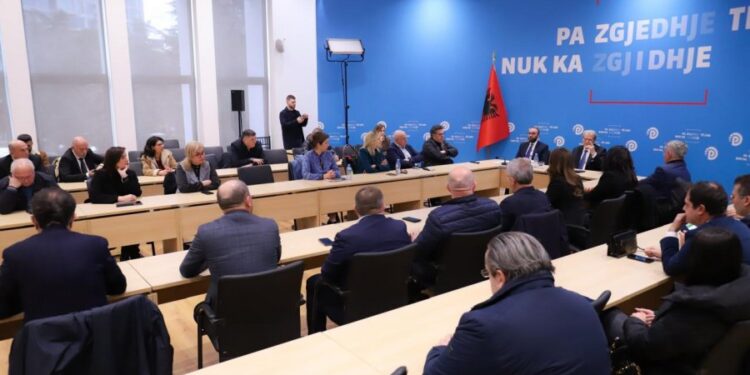 Mbledhja e grupit të PD, Berisha udhëzon deputetët e tij: Mobilizim për çdo emigrant që të regjistrohet në KQZ
