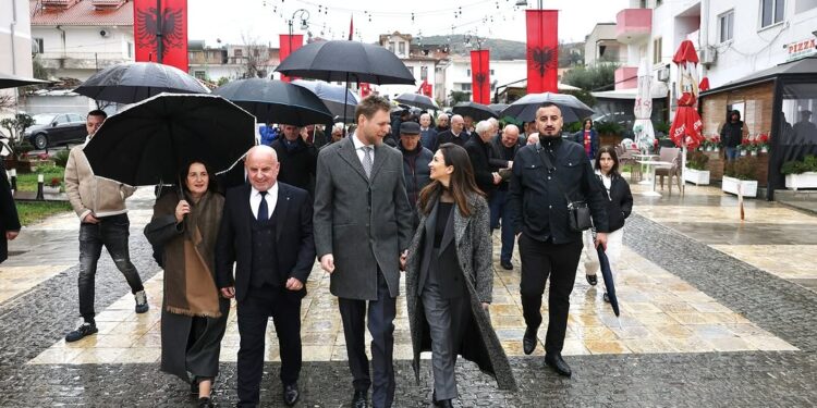 Gjykata e Tiranës e dënoi për dhunë ndaj Elia Zaharisë dhe babait të saj, Princ Leka shfaqet krah partneres në Lushnje