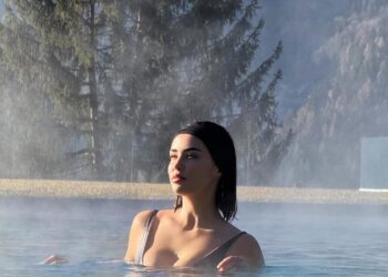 E veshur me bikini, Xhensila Myrtezaj “ngre” temperaturat me fotot në pishinë! Këngëtarja ekspozon linjat trupore