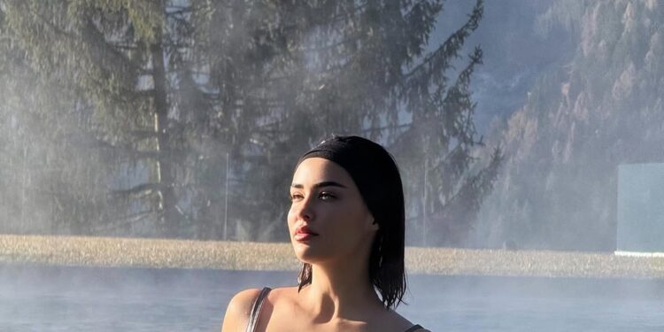 E veshur me bikini, Xhensila Myrtezaj “ngre” temperaturat me fotot në pishinë! Këngëtarja ekspozon linjat trupore