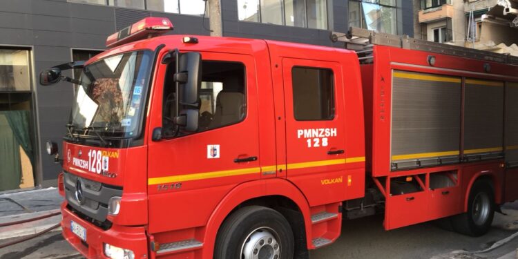 Zjarr në katin e tetë të një pallati në kryeqytet, policia merr masa për evakuimin e banorëve