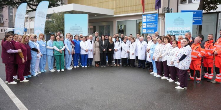 Koçiu në Spitalin e rikonstruktuar të Mirditës: Risi shërbimesh, aparatura moderne dhe kushte bashkëkohore për…