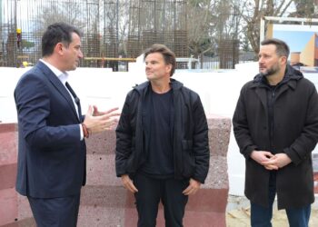 Veliaj dhe arkitekti Bjarke Ingles inspektojnë punimet për Teatrin e Ri: Nis puna për ndërtimin e godinës në sipërfaqe”