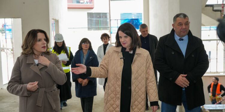 Koçiu në korpusin e ri të laboratorëve të ISHP-së: Nuk ka vend për panik nga meningjiti, situata nën kontroll.